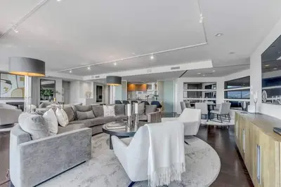 Image de Luxury Waterfront Living at Fairmont Pacific Rim Estates