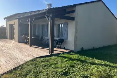 Image de Spacious 6-person ground floor villa with pool, garden & Chalais chateau views.