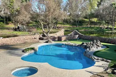 Image de 13-Acre Lux Estate Heated Pool, Pickleball, Games, Sleeps 20+