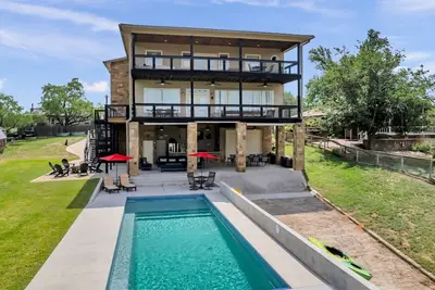 Image de Sweet Life on Lake Lbj | Lake Retreat | Waterfront property with a Sandy Beach