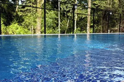 Image de 5 Bedroom jungle oasis with pool