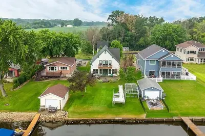 Image de Beautiful home on Lake Butte des Morts for vacation or Eaa Convention stay