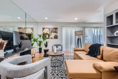 Image de Walkable King Bed Getaway | Sleeps 4 | Pool Pkg