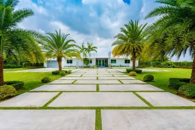 Image de Modern Miami Gated Estate with Resort Style Amenities