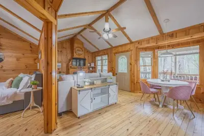 Image de Up Country, Creekside/Hot Tub