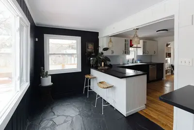 Image de Charming & Cozy 2-Bedroom Retreat Near Lake Minnetonka – Perfect family place