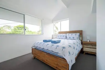 Image de Balmy Nights - 2 bed, 2 mins to beach, Ac, Pool