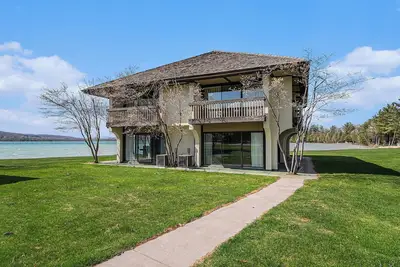 Image de Deer Lake Villa at Boyne Mountain Resort your Lakefront Golf/Ski Escape Prime!