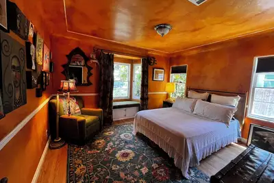 Image de Cozy and Charming Artist home near downtown