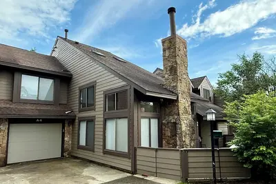 Image de Seven Springs ski in, ski out two bedroom and loft for year round fun.