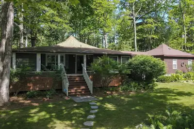 Image de Updated cabin sleeps 8. Pet friendly, and has private neighborhood beach.