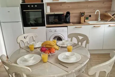 Image de Appartement 'Toulon, Soleil Et Douceur I' avec vue sur la montagne, Wi-Fi et climatisation