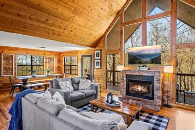 Image de 2 miles to Dollywood ★ Private Hot Tub ★ Resort Pool ★ Best Location & Value