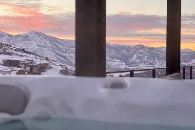 Image de Deer Valley Mt. Retreat-2 large Br, 3 beds, 2. 5 Ba condo with private hot tub