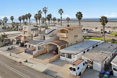 Image de New! 1 bd/1 ba Beach Front Bungalow