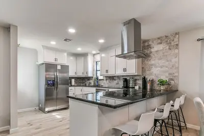 Image de Luxury Downtown Retreat - Walk to Main St - Pet-Friendly, New Stylish & Comfy!