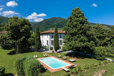 Villa à Segromigno In Monte avec 6 chambres à coucher, 12 couchages