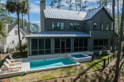 Image de Luxe Interiors + Pool and Views overlooking Marsh