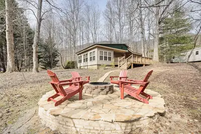 Image de 7 Mi to Lake Chatuge: Creekside Cabin w/ Decks!