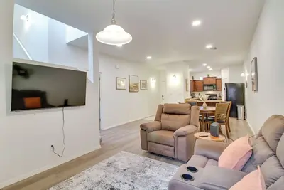 3 Mi to Downtown: Wfh-Friendly Abq Townhome!