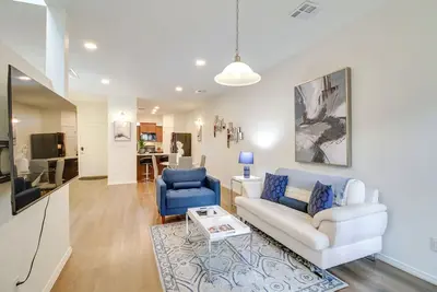 Image de 3 Mi to Old Town: Albuquerque Townhome w/ Yard!