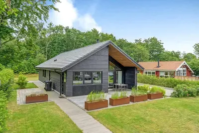 Image de Luxury lake house with activities for all