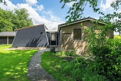 Image de Beautiful cottage in the heart of Friesland surrounded by Frisian Lakes and greenery