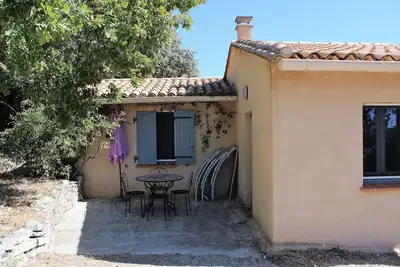 Image de gîte à la campagne au pied du Mt Ventoux avec vue sur le château du Barroux