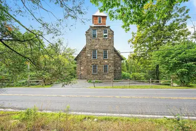Image de This house is a 4 bedroom(s), 3. 5 bathrooms, located in Rifton, Ny.