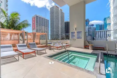 Image de Urban Getaway with Pool, Gym, Bayside Walk