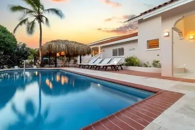 Image de Experience luxury at Villa Bon Bonaire, a 6-bedroom villa in Sabadeco with a private pool, tropical gardens and modern amenities. Perfect for families and groups, just minutes from Bonaire’s top dive and snorkel spots. Book your dream getaway today!