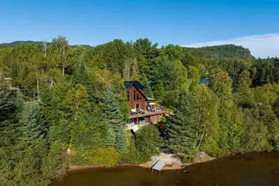 Image de Au bord d’un lac navigable offrant des couchers de soleils éblouissants