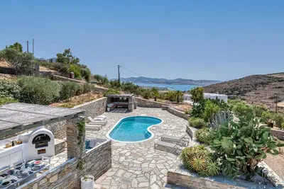 Image de Beautiful Cycladic Style Villa with private swimming pool, with sea view