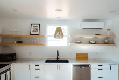 Image de Adorable Studio - Private Patio - Dream Kitchen