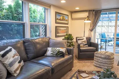 Image de Hideaway-College Hill-Private Back Yard- Pond