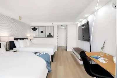 Image de Renovated Studio w/ Pool & Steps to Waikiki Beach
