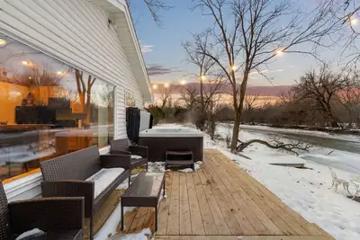 Image de Cozy 3br Cabin with Hot Tub on Nippersink Creek