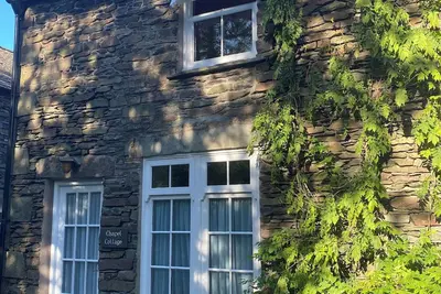 Image de Traditional lakeland cottage refubished without losing old world charm, Car park