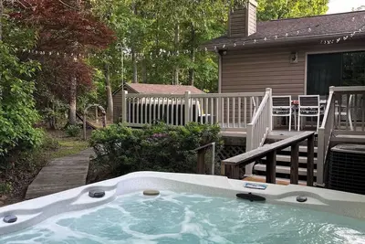 Image de Gated 4 Br, With Lake Access, HotTub