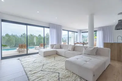 Image de La Villa J Résumé:<br>La