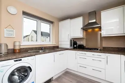 Image de 3 Bedroom House-Private Parking- by Holiday Homes