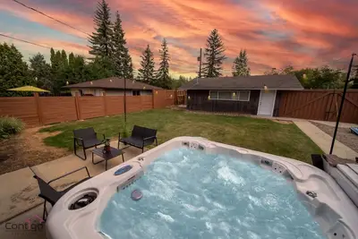 Image de Spacious & Central | Hot Tub | Ac | Sleep 12 |Yard