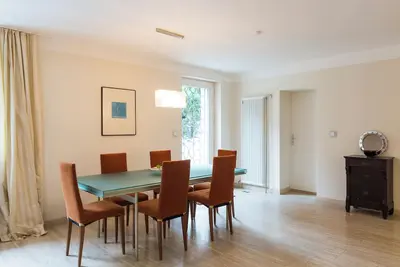 Image de Cozy Garden Apartment with Terrace. Easy access to transport