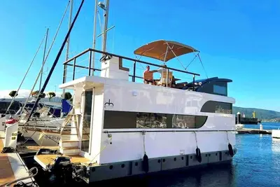 Image de Different Charter Floating House Vigo – A Unique Waterfront Experience
