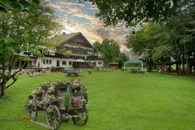 Image de The country house is situated in a quiet location, close to hiking and biking trails & the highway.