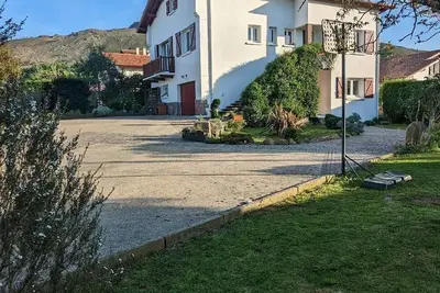 Proche Rhune/plages, appartement neuf Rdc d'une maison basque. Animaux acceptés!