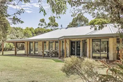 Image de Fabulous Rural Escape Set On A Peaceful Landscape Of Natural Bushland