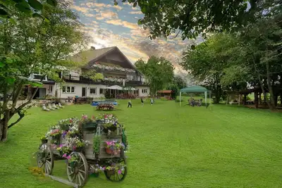 Image de The country house is situated in a quiet location, close to hiking and biking trails & the highway.