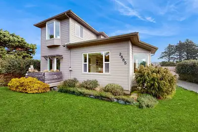 Image de Charming home with WiFi, deck, & grill - 1 block to the beach