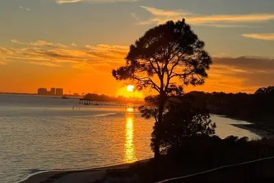 Image de Cottage just steps from the water!